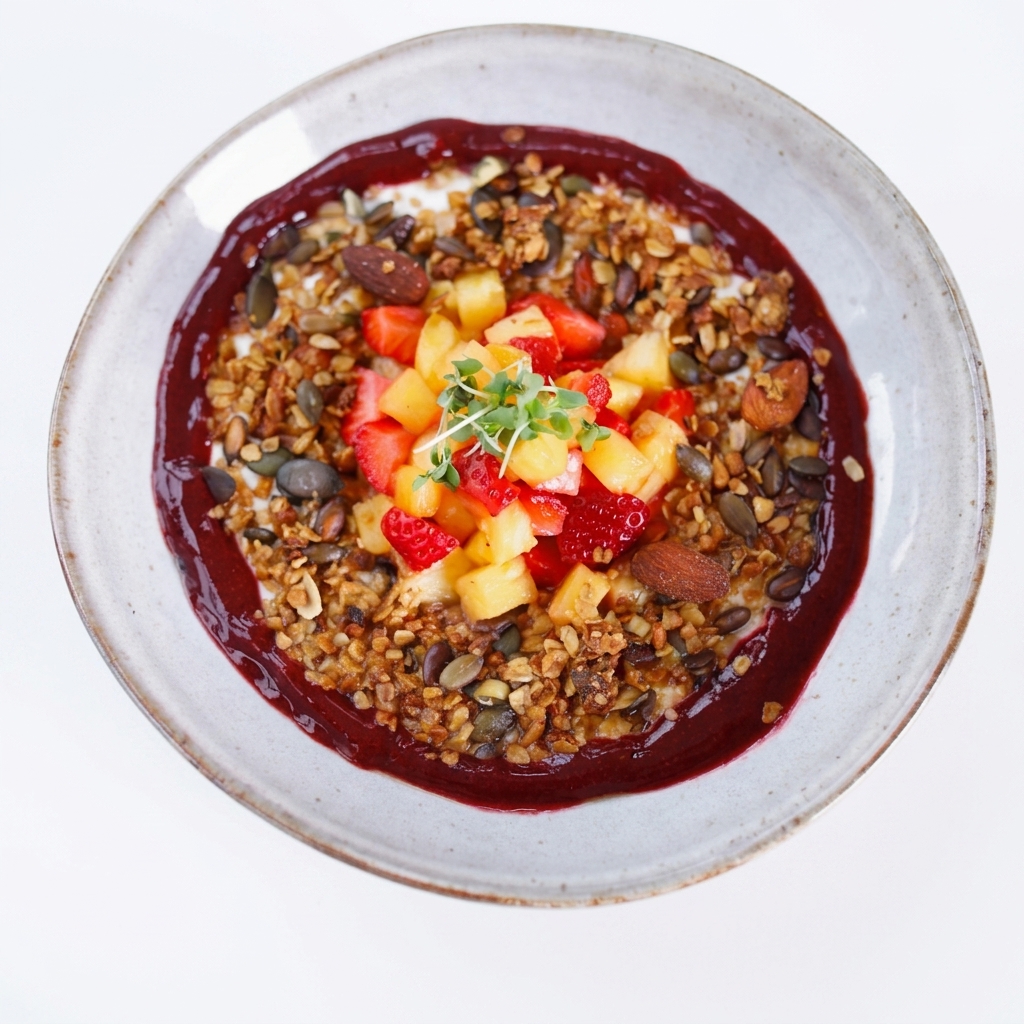 TAÇA DE IOGURTE, COMPOTA, MORANGOS, GRANOLA E LIMÃO — 22 lounge