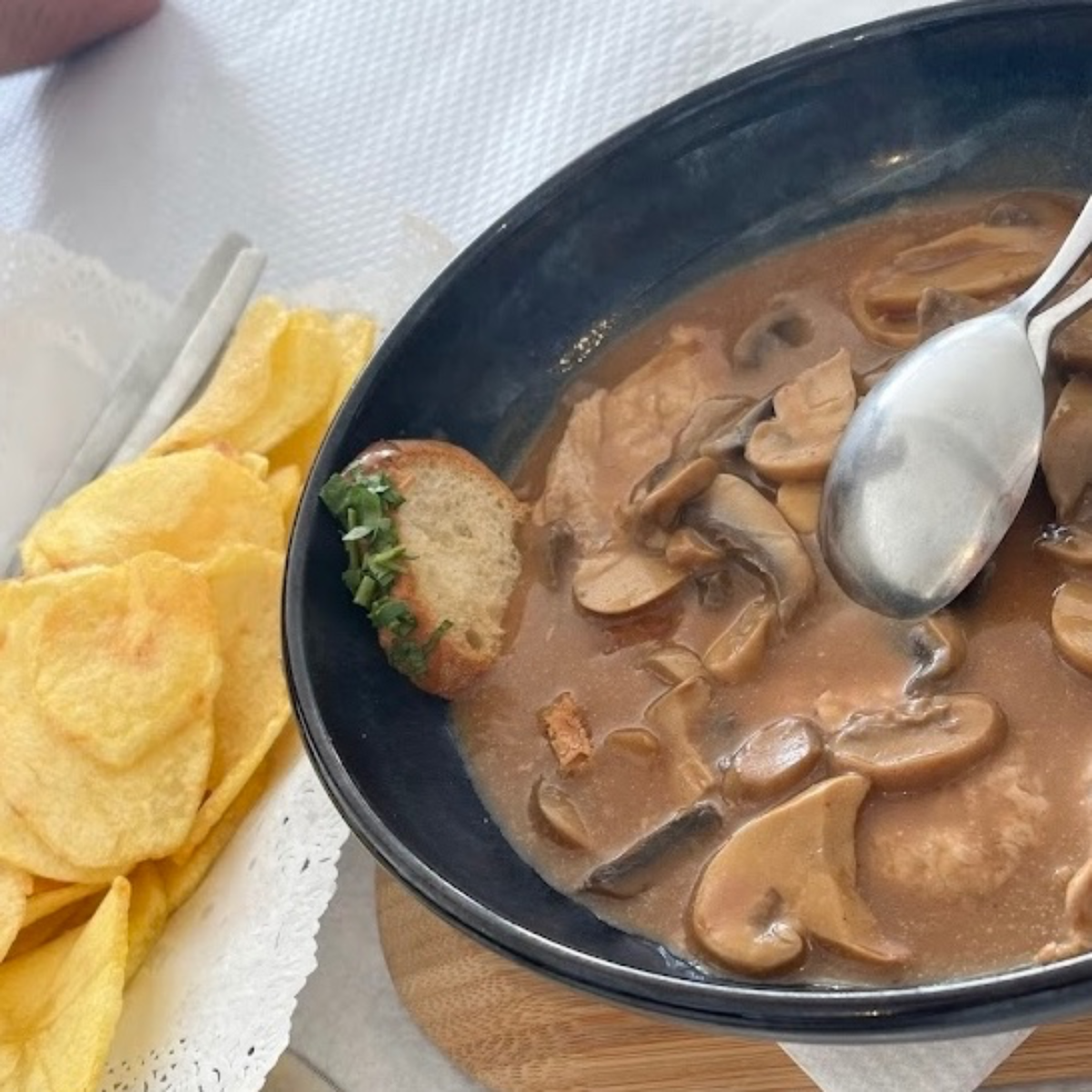 LOMBINHOS DE VITELA COM COGUMELOS — O Paraíso, Lamego