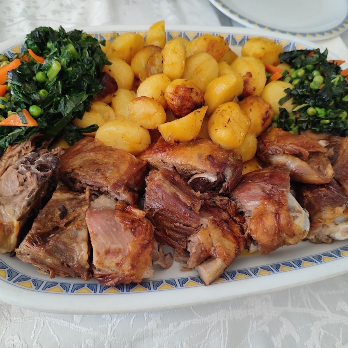 CORDEIRINHO ASSADO NO FORNO, C/ BATATA, ARROZ DO FORNO E LEGUMES — O Paraíso, Lamego
