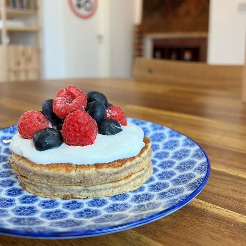 Panqueca Com Iogurte Natural E Fruta — Oco Lumiar, Lisboa