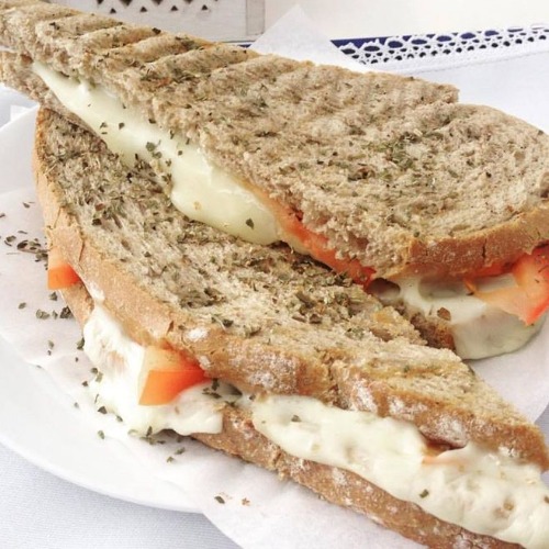 Tosta De Queijo C/ Tomate E Orégãos — Oco Lumiar, Lisboa
