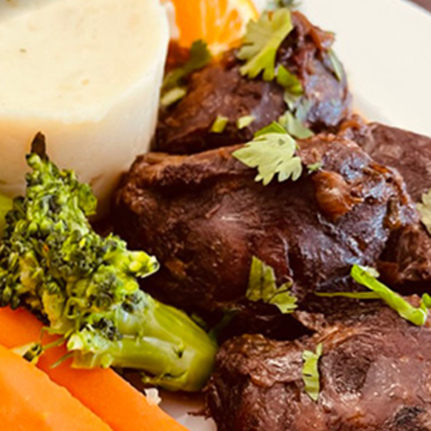 Bochechas de porco preto em vinho tinto — Franguito da Guia - Steakhouse Évora, Évora